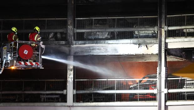 Un Gran Incendio Obliga A Suspender Todos Los Vuelos En El Aeropuerto