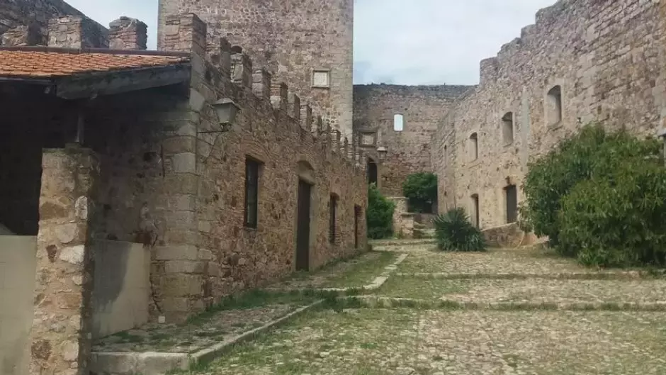 Alburquerque Denuncia La Falta De Mantenimiento Del Castillo De Luna