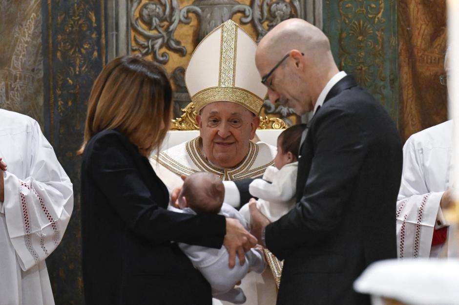 El Papa Bautiza A Ni Os En La Capilla Sixtina Del Vaticano Ellos