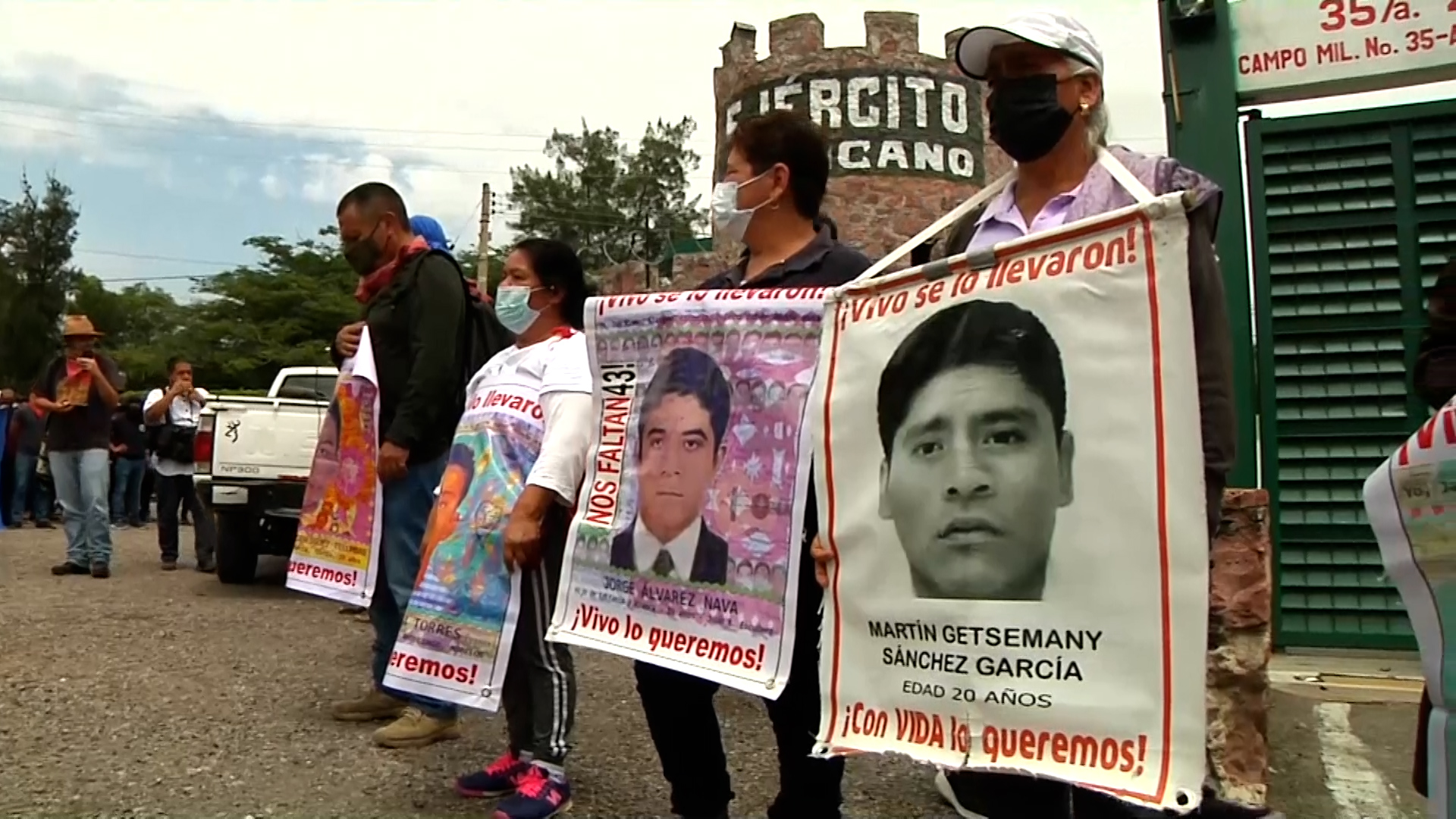 Estudiantes Mexicanos Atacan Instalaciones Militares Como Protesta Por