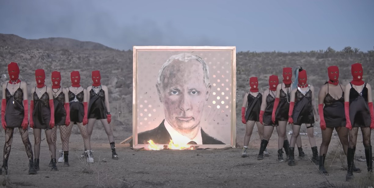 Las Pussy Riot Queman Un Mural De Putin En Un V Deo Que Recrea Un