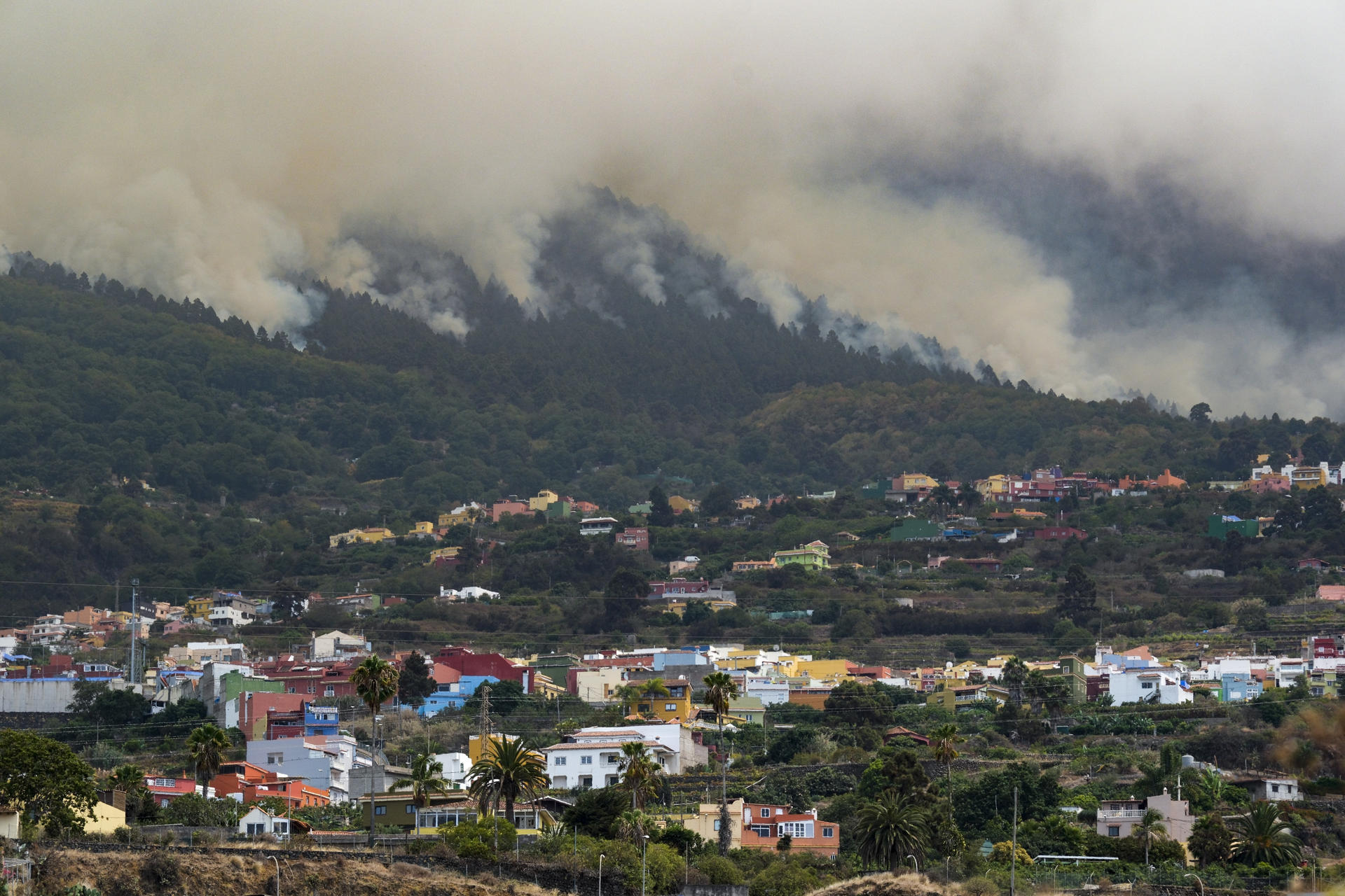 El incendio de Tenerife está fuera de capacidad de extinción y bajo