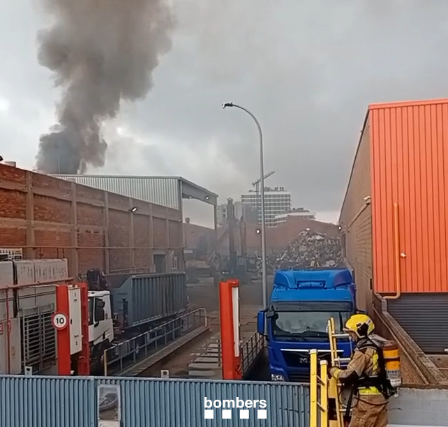 Un incendio en un polígono de Badalona provoca el confinamiento de los