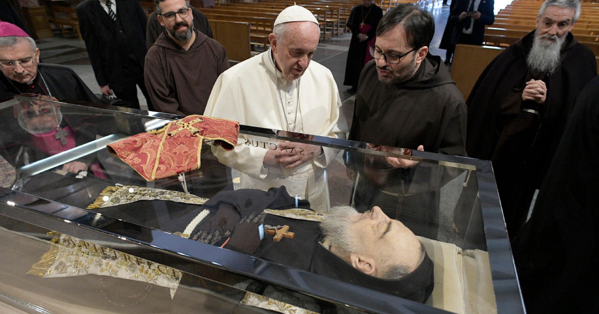 Benedicto XVI, san Pío de Pietrelcina y los padecimientos de Cristo