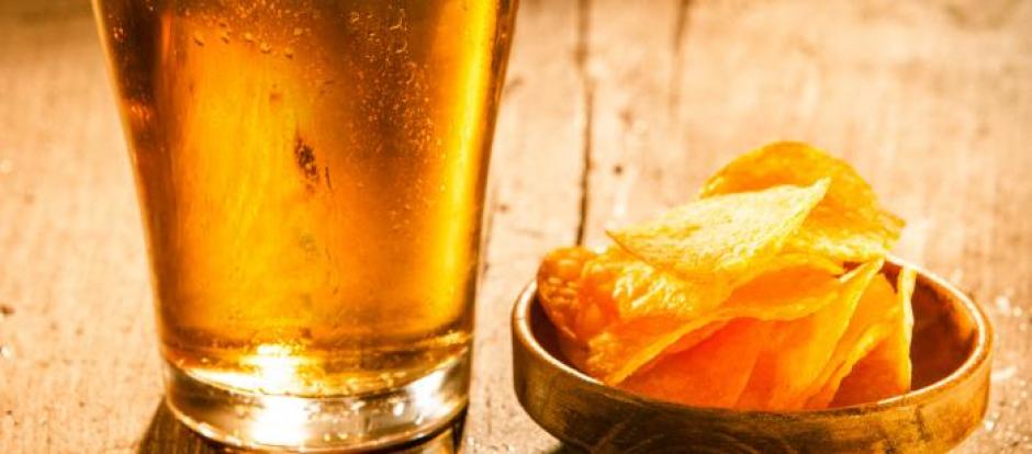 Un rasgo de la gastronomía española es el tapeo acompañado de vino, cerveza o vermú