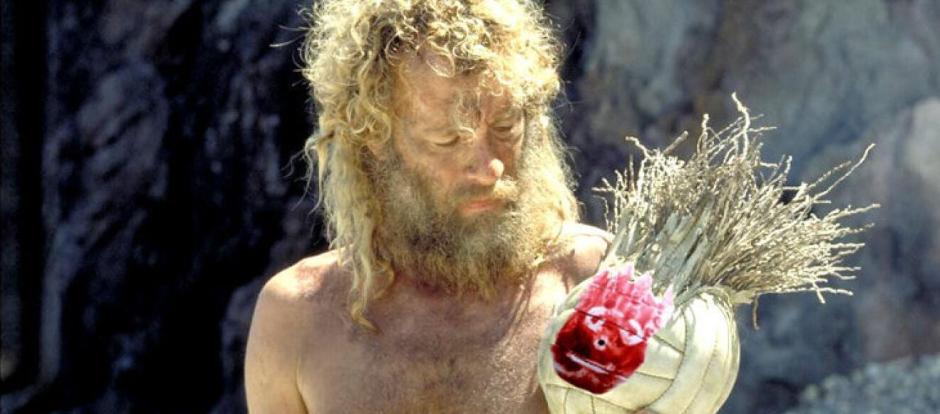 Tom Hanks con la pelota Wilson, la única compañía de su personaje en <i>Náufrago</i>