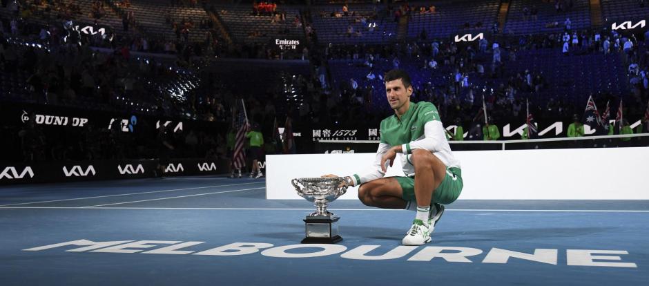 Novak Djokovic posa con el trofeo de ganador del Open de Australia 2021