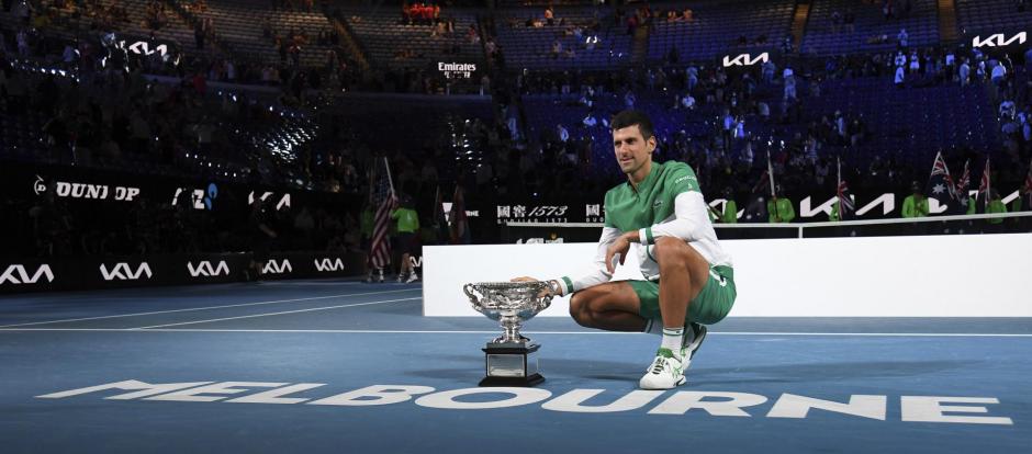 Novak Djokovic posa con el trofeo de ganador del Open de Australia 2021