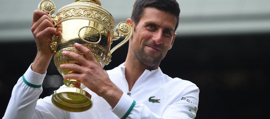 Novak Djokovic con la Copa Dorada de Wimbledon 2021