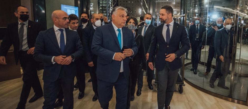 Jorge Buxadé y Santiago Abascal reciben a Viktor Orbán en la Cumbre de Madrid del pasado enero