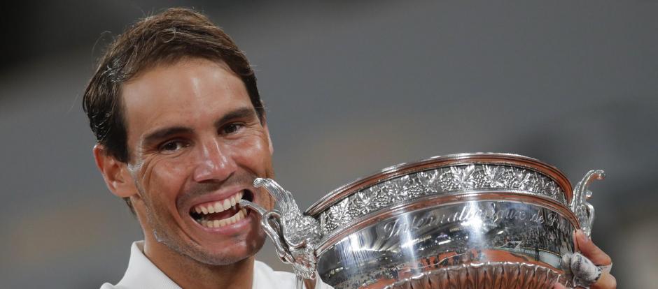 Rafa Nadal con la copa de campeón de Roland Garros 2020