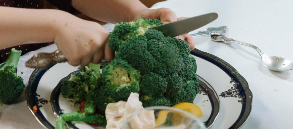 Niña comiendo brócoli