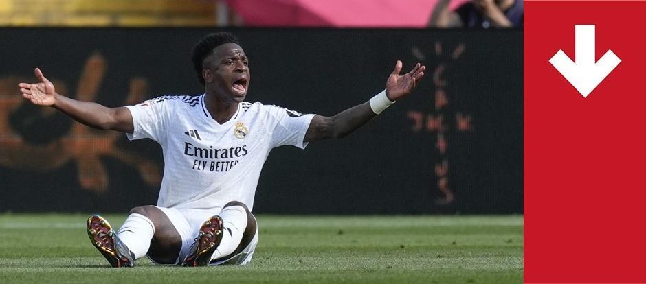 BARCELONA, 11/05/2025.- El delantero del Real Madrid Vinicius Jr reclama una falta durante el partido de la jornada 35 de LaLiga EA Sports entre el Barcelona y el Real Madrid, este domingo en el Estadi Olímpic Lluís Companys.- EFE/Enric Fontcuberta