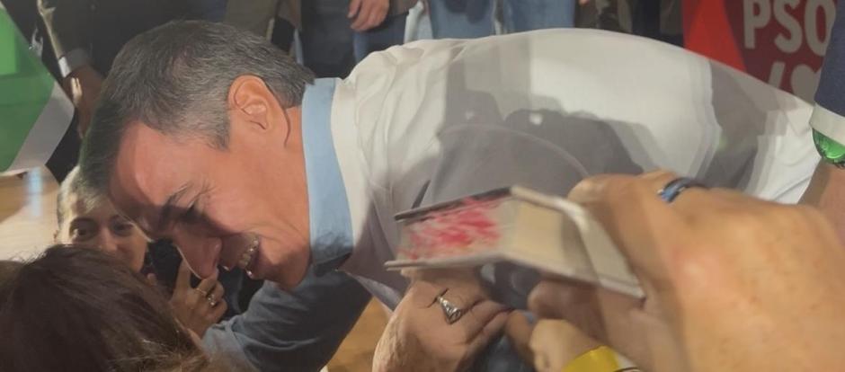 Pedro Sánchez junto a sus militantes en Granada