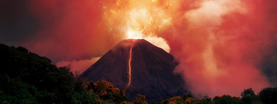 Pelée que significa «calvo», está formado por capas de ceniza volcánica y lavas