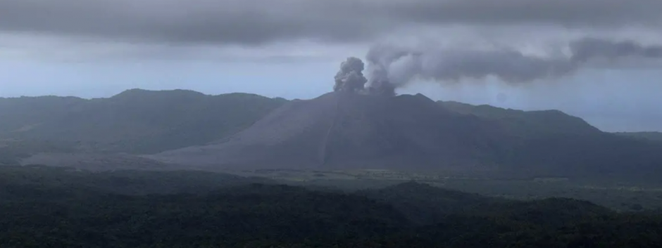 Es un volcán ubicado en la isla de Tanna activo desde 1774