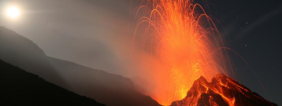 El volcán de Estrómboli puede lanzar diverso material piroclástico