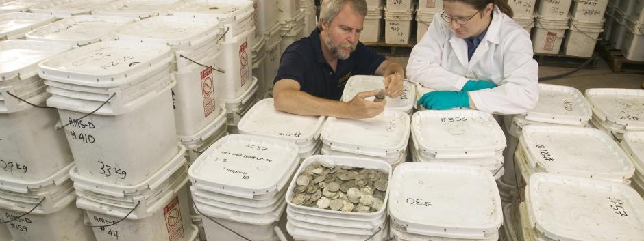 Greg Stemm (izquierda) examinando las monedas del galeón Nuestra Señora de las Mercedes
