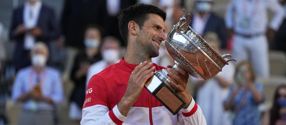 Nova Djokovic con la copa de campeón de Roland Garros 2021