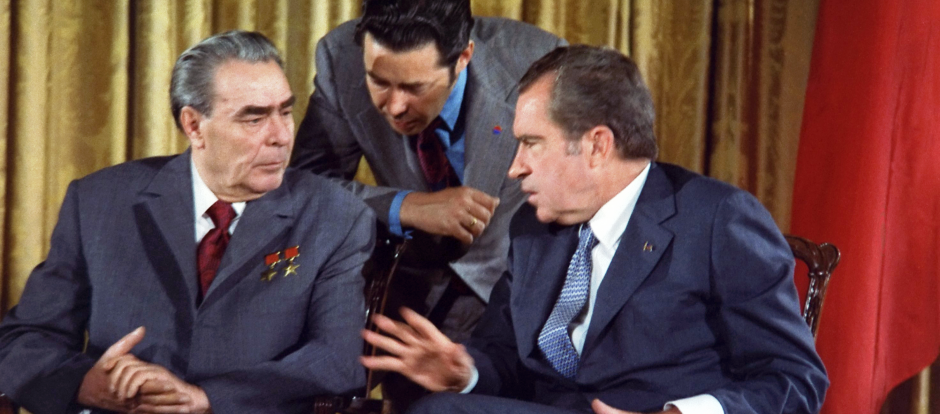 El presidente estadounidense Richard Nixon entablando una conversación con Brézhnev durante su visita a los Estados Unidos en junio de 1973