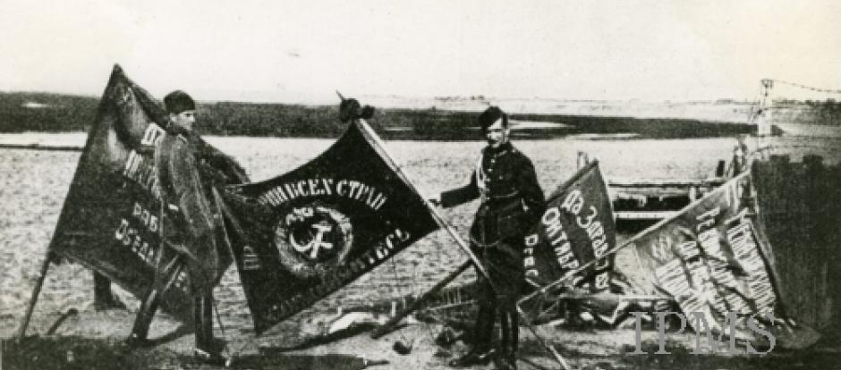 Soldados polacos con las banderas soviéticas tras la batalla de Varsovia