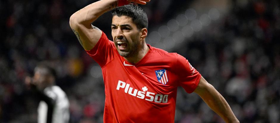Luis Suárez reprocha al árbitro durante un partido del Atlético