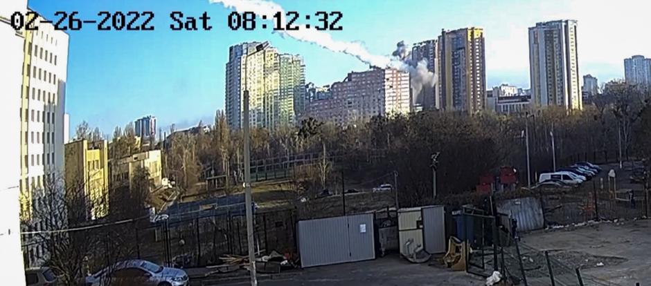 Momento en el que impacta un proyectil en un edificio residencial de Kiev