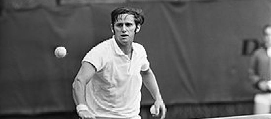 Roy Emerson durante su época de tenista.