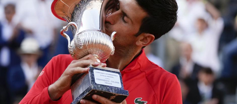 Novak Djokovic besa su trofeo de Roma en 2022