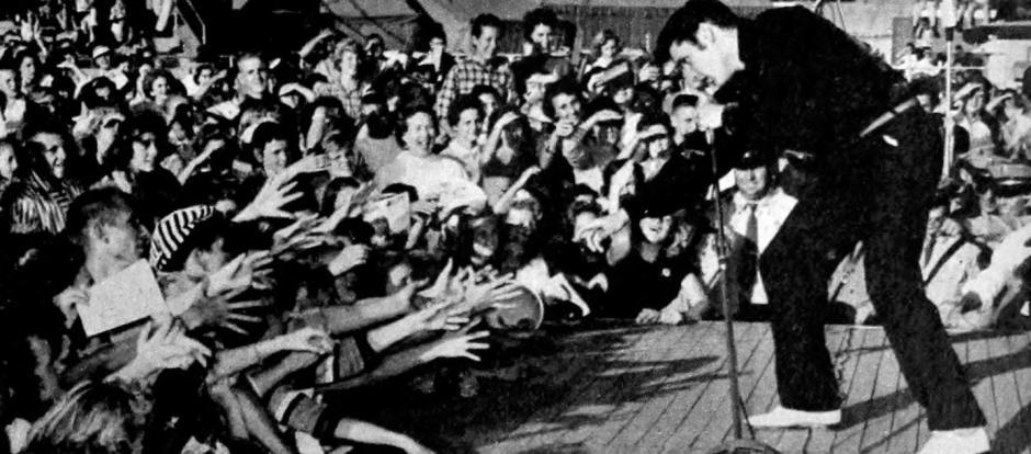 Elvis durante un concierto en Tupelo en 1956