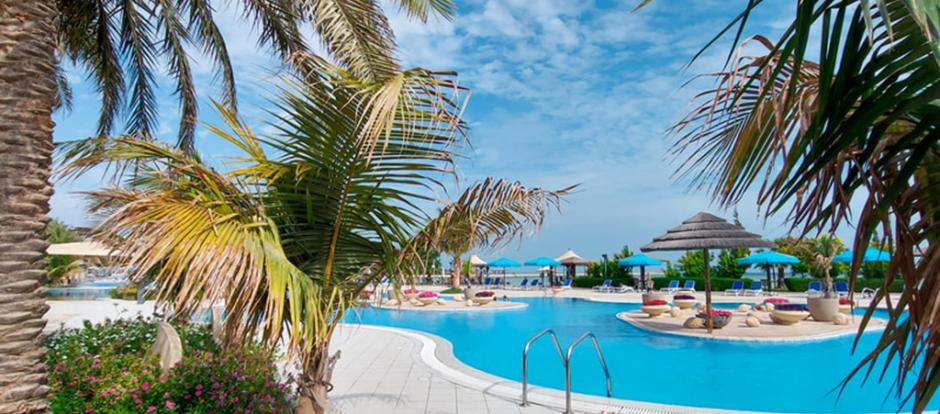 El lujo de la piscina al aire libre compite con la playa privada