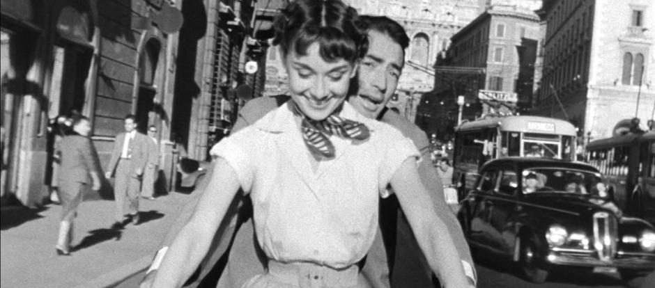 Audrey Hepburn y Gregory Peck en Vespa en el tráiler de <i>Vacaciones en Roma</i>