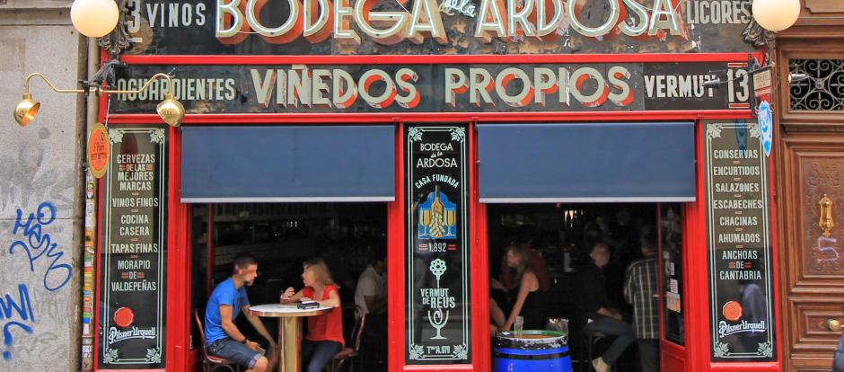 'Bodega de La Ardosa' tavern at 13th Calle de Colon (street) in Centro District in Madrid (Spain).