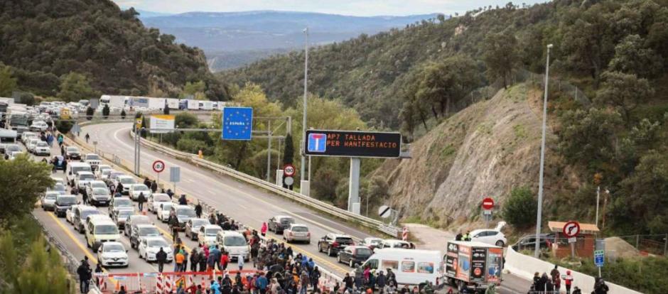 Corte en la AP7 en la frontera