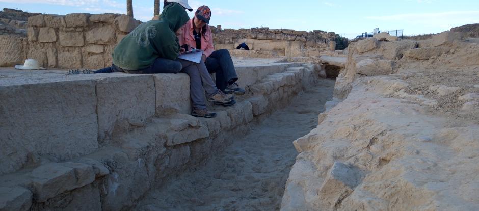 Arqueólogas en Los Bañales