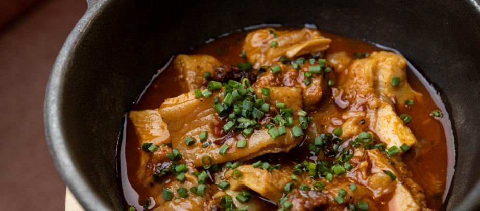 Suculento guiso de callos, pata y morro en La Tasquería