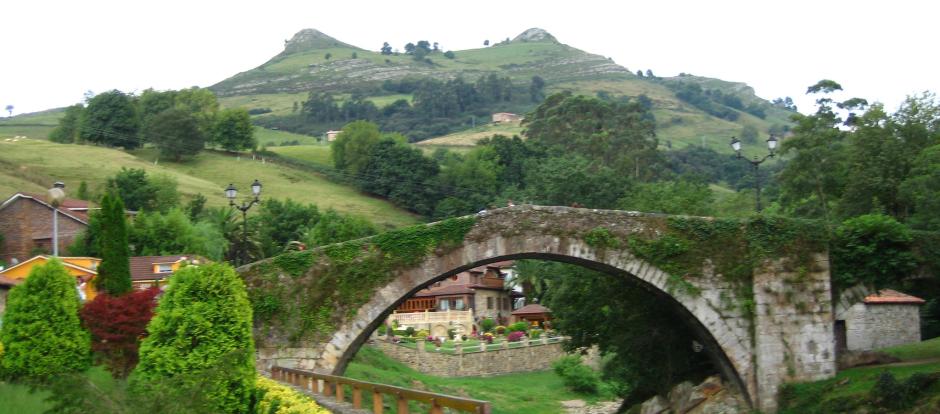 Puente Viejo de Liérganes con «las Tetas» al fondo.
