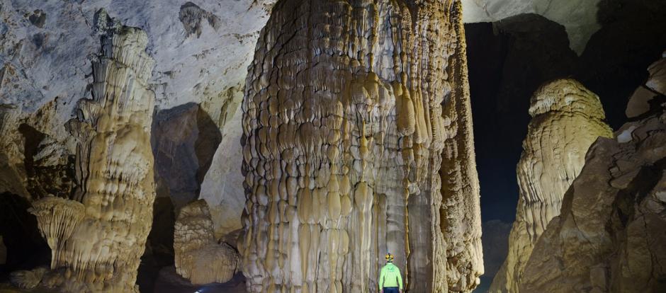 Una de las colosales estalagmitas de la cueva.