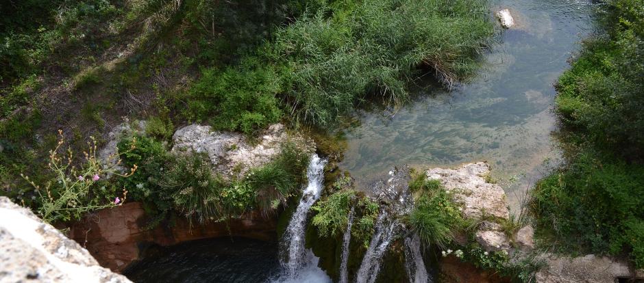 Salto de agua y pozas en el río Matarraña.