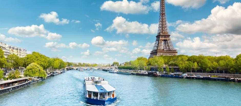 Paseo en barco por el río Sena en París.