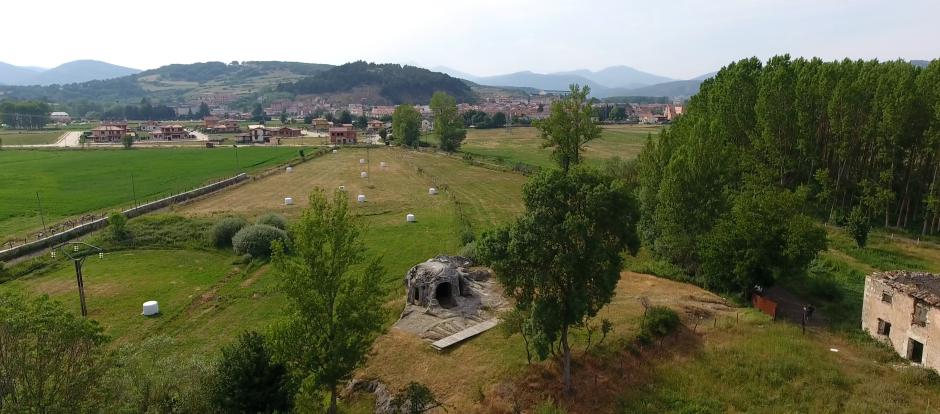 Vista de Cervera de Pisuerga con el eremitorio rupestre de San Vicente en primer plano.