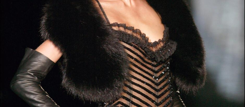 Una modelo luce una creación de Valentino durante su desfile de Alta Costura Otoño-Invierno 2004-2005 en París