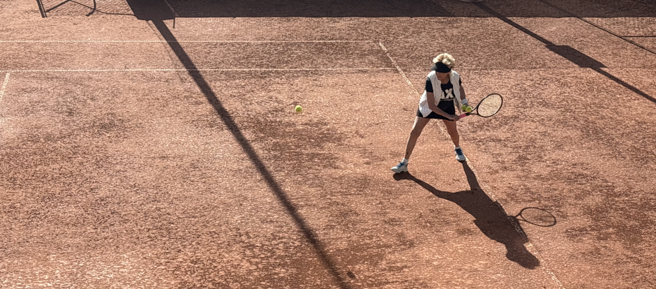 Maria Angeles jugando al tenis a los 80 años