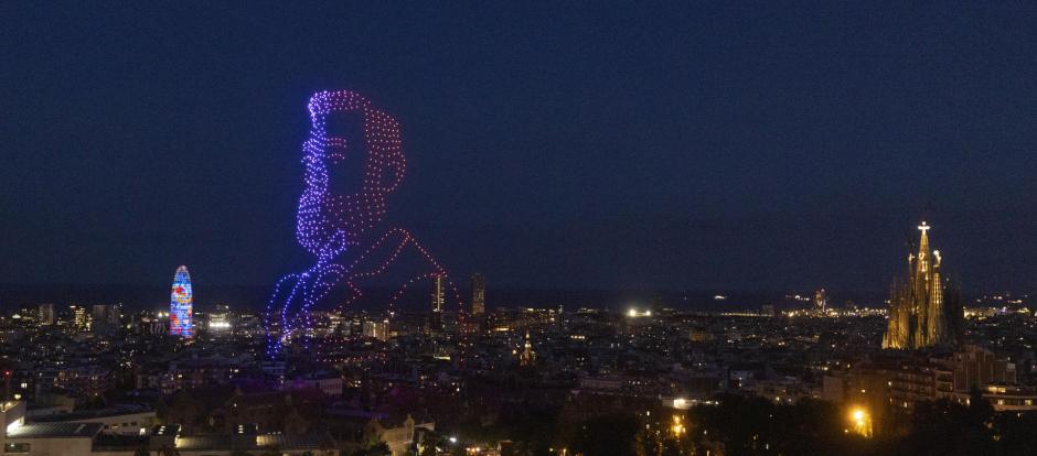 BARCELONA, 10/06/2026.- Un gran espectáculo de luz en homenaje a Antonio Gaudí tras la misa y la bendición de la Torre de Jesús celebrada por el papa León XIV en la Sagrada Familia, este miércoles en Barcelona dentro de la visita oficial del Papa a España. EFE/Marta Pérez