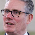 El primer ministro británico, Keir Starmer, levanta el pulgar en señal de aprobación