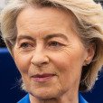 (i-d) Kaja Kallas,vicepresidenta de la Comisión Europea, Úrsula von der Leyen, presidenta de la Comisión, y Antonio Costa, presidente del Consejo de la UE en el pleno del Parlamento Europeo, en Estrasburgo (Francia