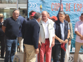 El Rey Juan Carlos habla con el alcalde de Sansenxo, Telmo Martín, a su llegada al Náutico de la localidad gallega