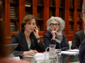La italiana Marta Cartabia (izquierda) y la suiza Regina Kiener escuchando al ministro Bolaños