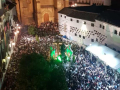 La multitud abarrota la cruz de la plaza Conde de Priego