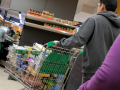 Un cliente realiza la compra en un supermercado